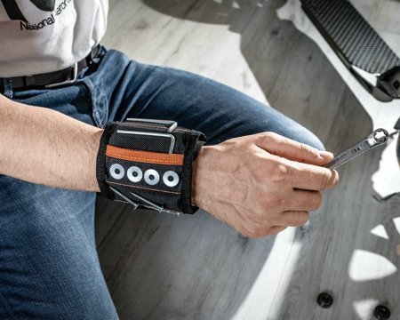 Magnetic wrist band with pockets