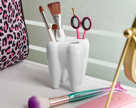 Teeth holder for toothbrush