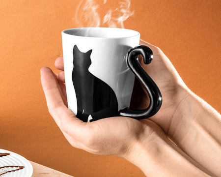 Cat mug with tail handle 