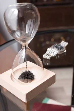 Magnetic hourglass