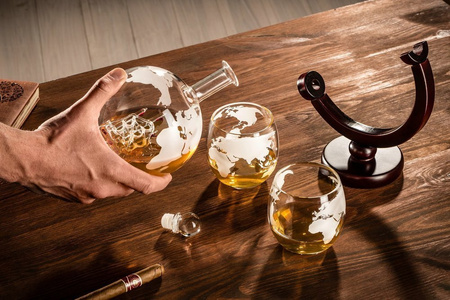 Globe decanter set with 2 glasses