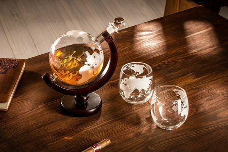 Globe decanter set with 2 glasses