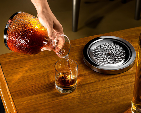 Spinning wine decanter 360°