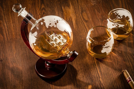 Globe decanter set with 2 glasses