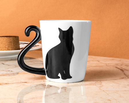 Cat mug with tail handle 